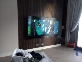 Монтаж огромного телевизора на стену из деревянного шпона