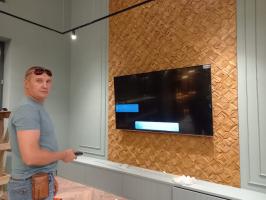 Монтаж огромного тяжелого телевизора на стену из гипсокартона с наружной отделкой из облицовочного дерева